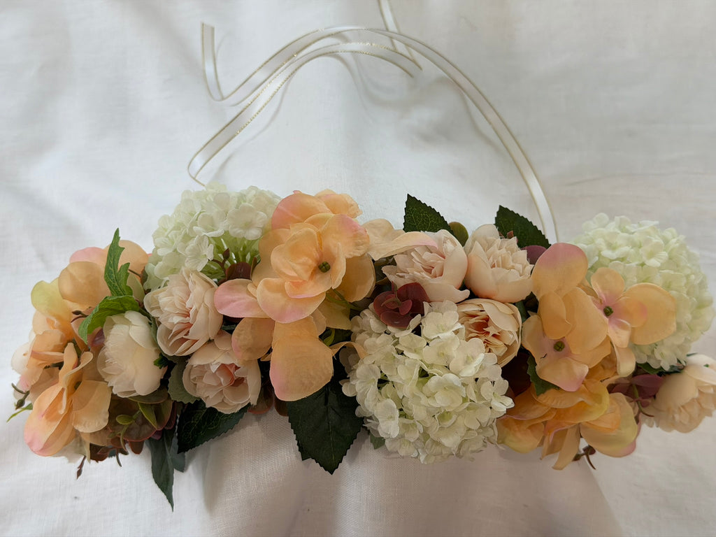 Full, lush floral design Peach hydrangea, ivory hydrangea & blush garden rose blooms Lush green foliage accents Ribbon ties for adjustable, comfortable fit Wear as a flower crown, or drape as a garland Suitable for adults, children & pets. Perfect for weddings, garden parties, hens celebrations, festivals, and photoshoots