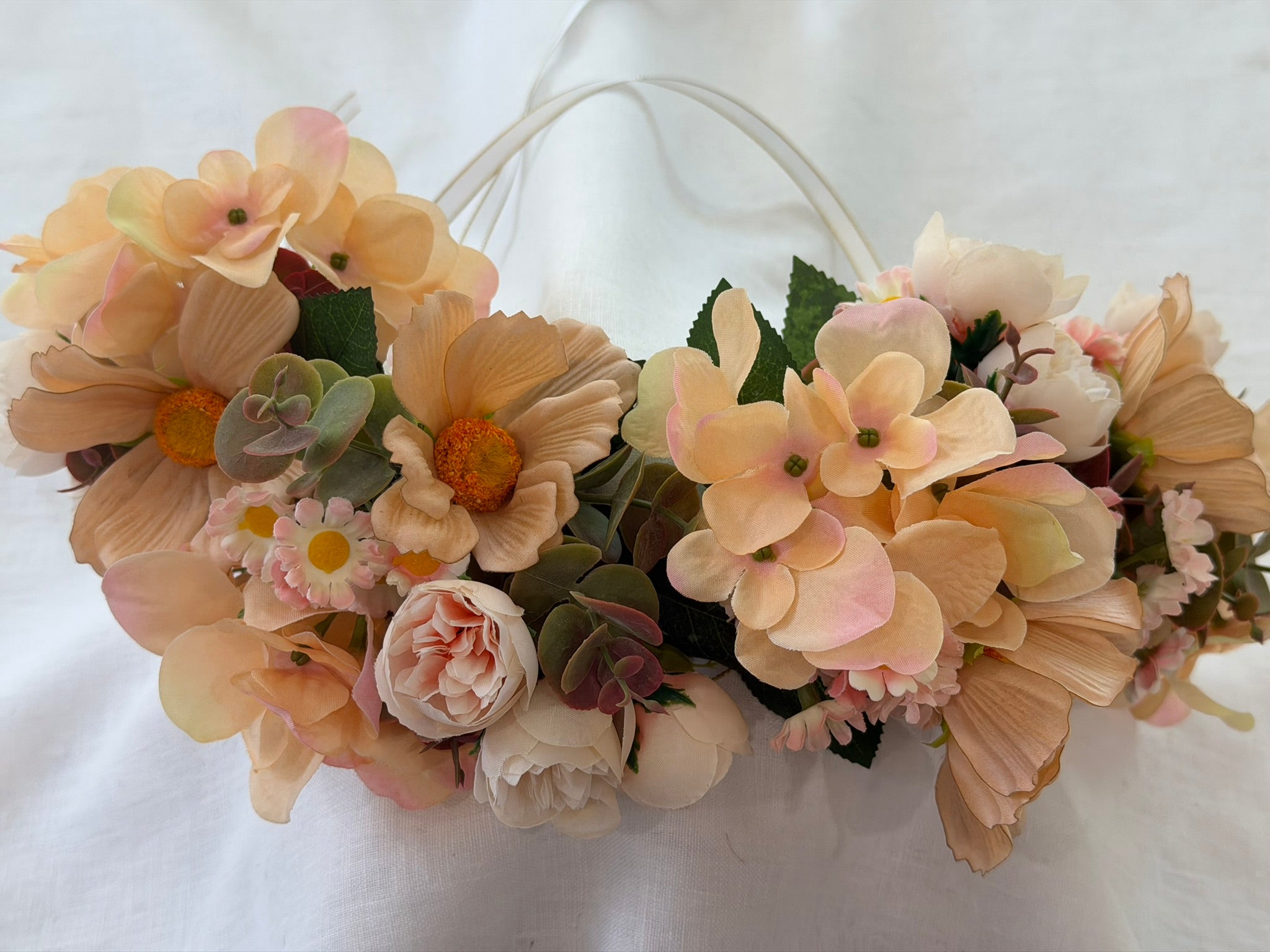 Full, lush floral design Peach hydrangea, cosmos, ranunculus, and daisy blooms Lush eucalyptus foliage accents Ribbon ties for adjustable, comfortable fit 
Wear as a flower crown, or as a garland around your dog's neck 
Suitable for adults, children and pets
Perfect for weddings, garden parties, hens celebrations, festivals, and photoshoots