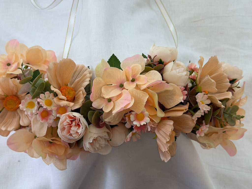 Full, lush floral design Peach hydrangea, cosmos, ranunculus, and daisy blooms Lush eucalyptus foliage accents Ribbon ties for adjustable, comfortable fit 
Wear as a flower crown, or as a garland around your dog's neck 
Suitable for adults, children and pets
Perfect for weddings, garden parties, hens celebrations, festivals, and photoshoots