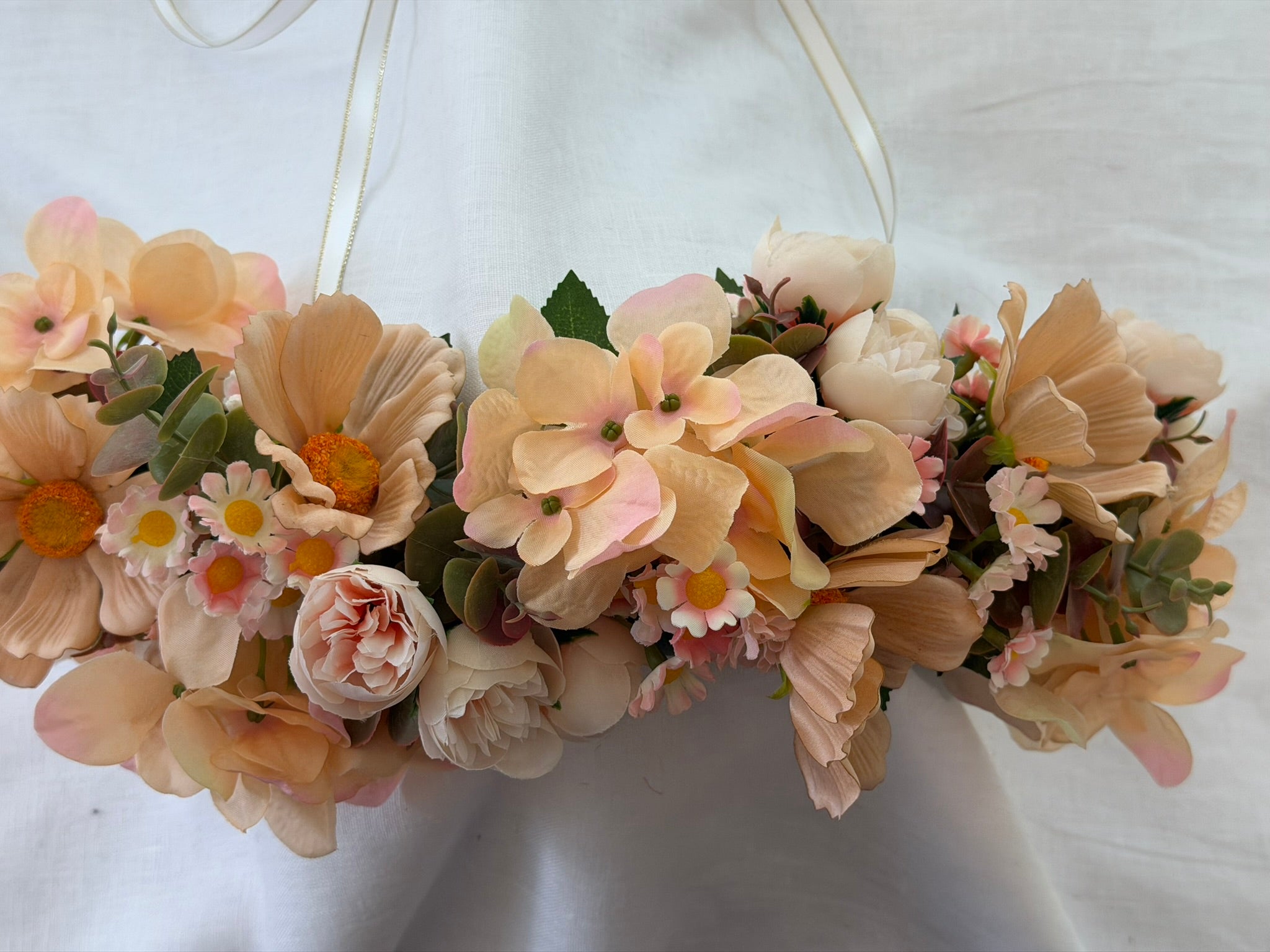 Full, lush floral design Peach hydrangea, cosmos, ranunculus, and daisy blooms Lush eucalyptus foliage accents Ribbon ties for adjustable, comfortable fit 
Wear as a flower crown, or as a garland around your dog's neck 
Suitable for adults, children and pets
Perfect for weddings, garden parties, hens celebrations, festivals, and photoshoots