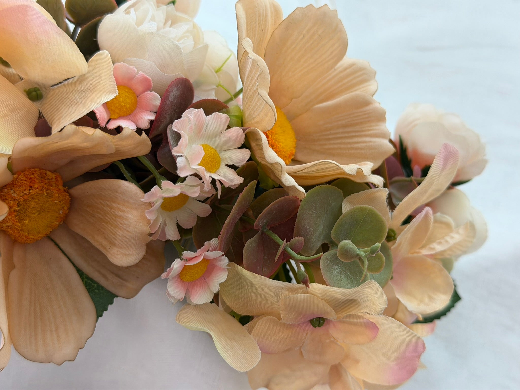 Full, lush floral design Peach hydrangea, cosmos, ranunculus, and daisy blooms Lush eucalyptus foliage accents Ribbon ties for adjustable, comfortable fit 
Wear as a flower crown, or as a garland around your dog's neck 
Suitable for adults, children and pets
Perfect for weddings, garden parties, hens celebrations, festivals, and photoshoots
