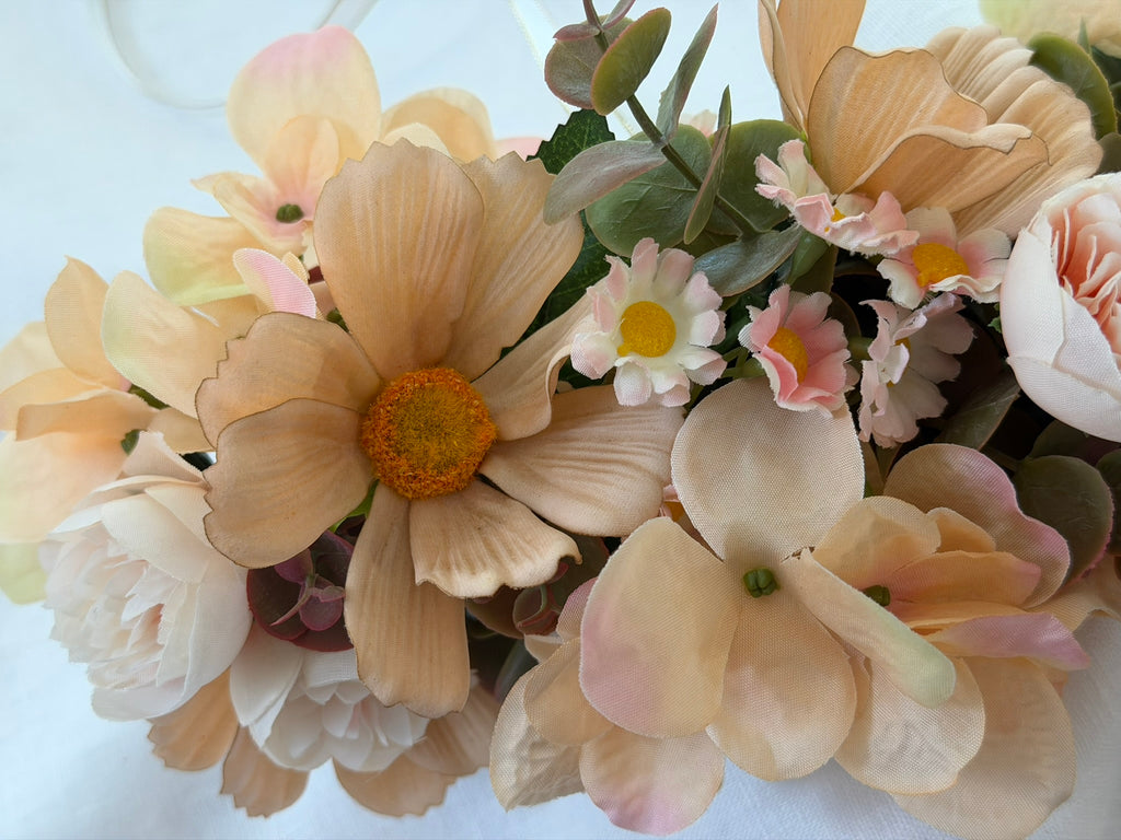 Full, lush floral design Peach hydrangea, cosmos, ranunculus, and daisy blooms Lush eucalyptus foliage accents Ribbon ties for adjustable, comfortable fit 
Wear as a flower crown, or as a garland around your dog's neck 
Suitable for adults, children and pets
Perfect for weddings, garden parties, hens celebrations, festivals, and photoshoots