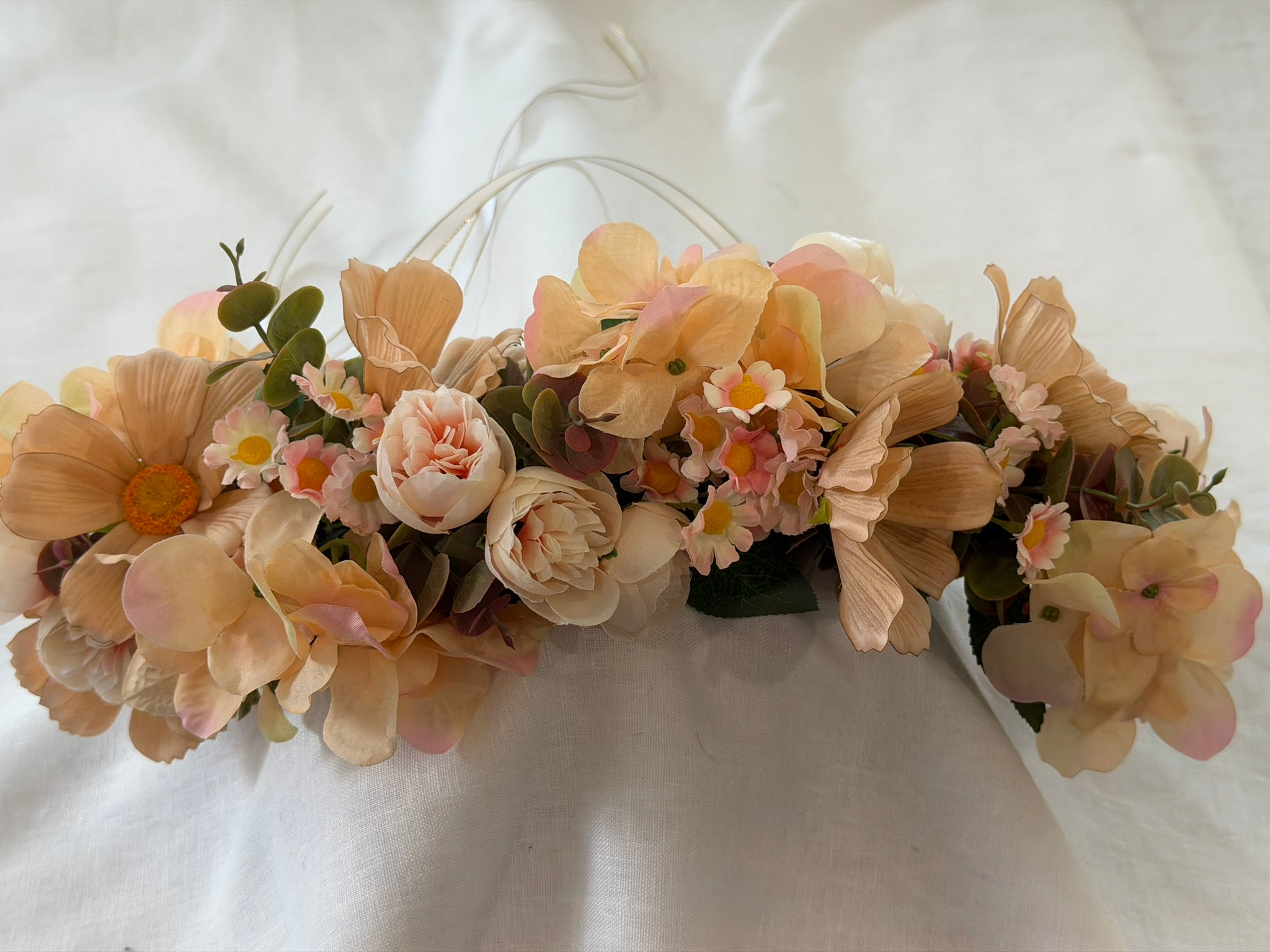 Full, lush floral design Peach hydrangea, cosmos, ranunculus, and daisy blooms Lush eucalyptus foliage accents Ribbon ties for adjustable, comfortable fit 
Wear as a flower crown, or as a garland around your dog's neck 
Suitable for adults, children and pets
Perfect for weddings, garden parties, hens celebrations, festivals, and photoshoots