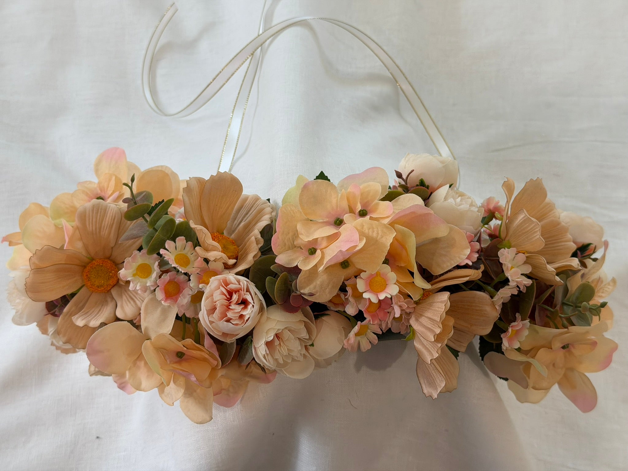 Full, lush floral design Peach hydrangea, cosmos, ranunculus, and daisy blooms Lush eucalyptus foliage accents Ribbon ties for adjustable, comfortable fit 
Wear as a flower crown, or as a garland around your dog's neck 
Suitable for adults, children and pets
Perfect for weddings, garden parties, hens celebrations, festivals, and photoshoots